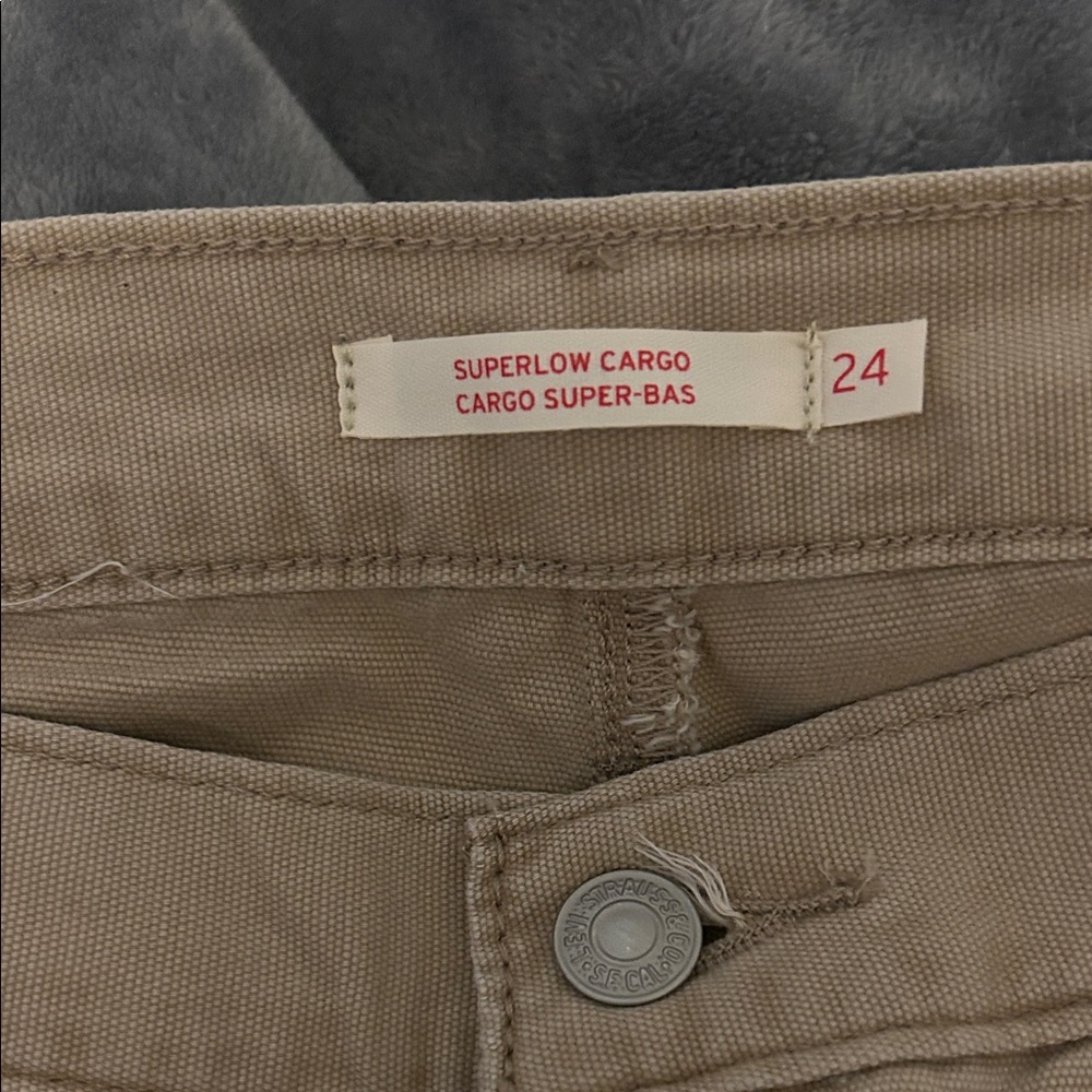 Levi’s Superlow Cargo Pants in Tan